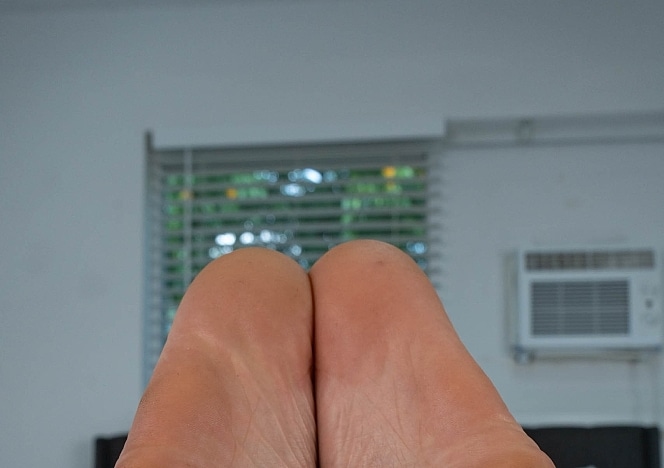 lolas_big_booty_footjob